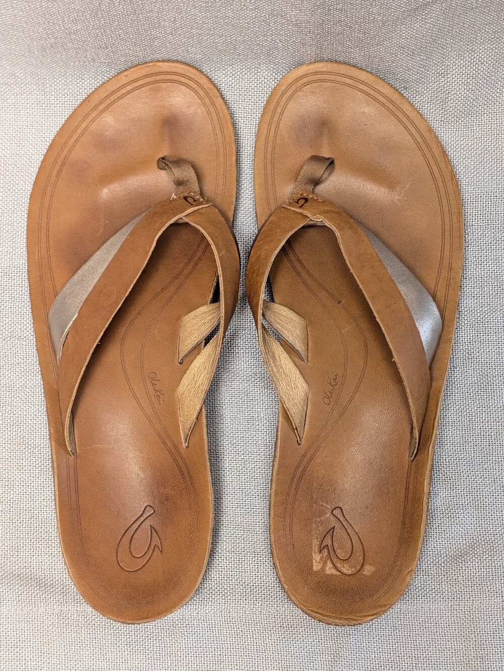OluKai Women's Kaekae Brown Leather Thong Sandals w/ Metallic Gold Strap Size 11